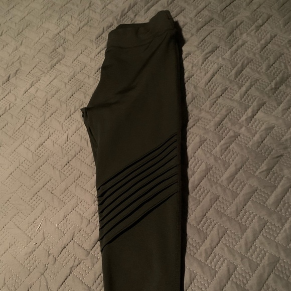 Sz Lg(fit like Md) black capri leggings - Picture 2 of 3